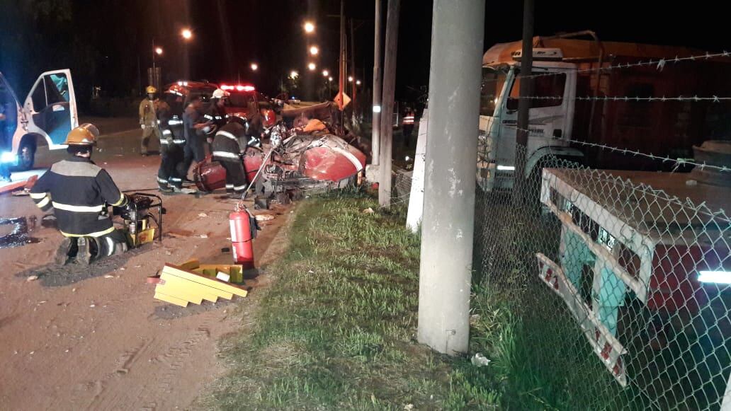 Los bomberos trabajaron hasta esta madrugada para rescatar los cuerpos de los ocupantes.