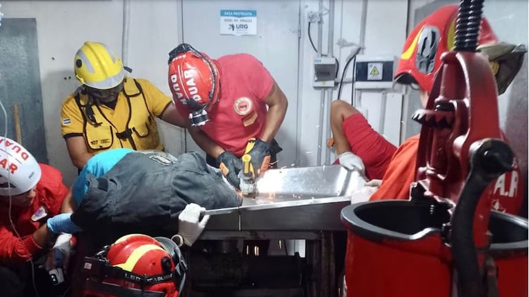 Los bomberos trabajaron más de dos horas para liberar al hombre