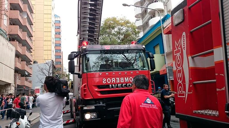 Los bomberos trabajaron para prevenir mayores daños en el edificio. Foto: Néstor Ghino / El Doce TV.