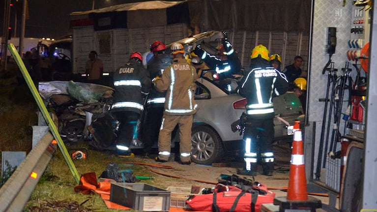 Los bomberos tuvieron que cortar el techo del auto para retirar a la víctima.