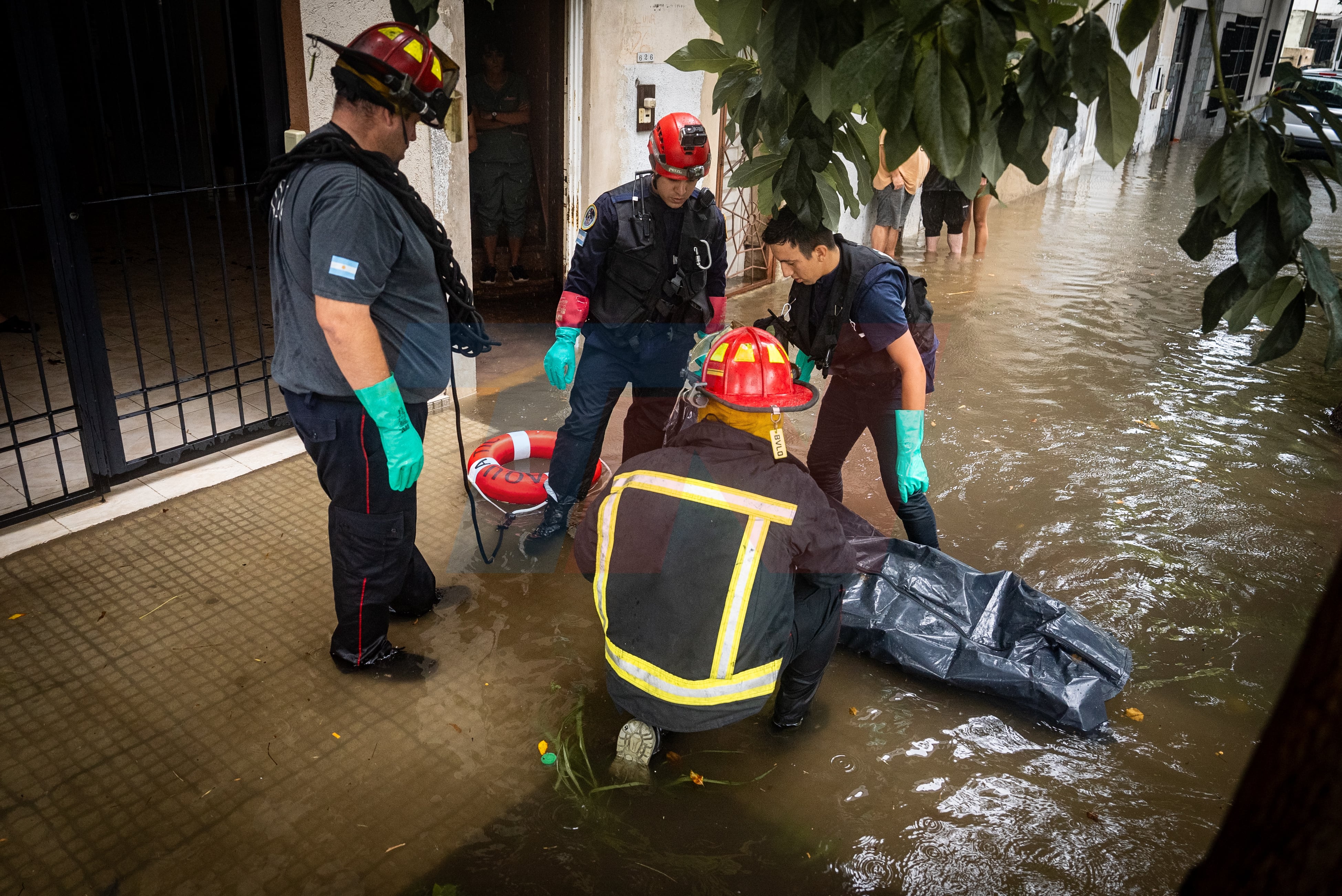 Los bomberos tuvieron que sacar el cuerpo del agua. (Foto: Leandro Heredia/ TN)