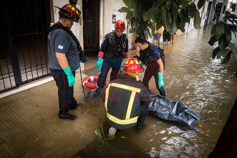 Los bomberos tuvieron que sacar el cuerpo del agua. (Foto: Leandro Heredia/ TN)