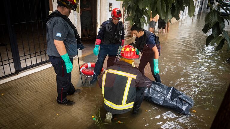 Los bomberos tuvieron que sacar el cuerpo del agua. (Foto: Leandro Heredia/ TN)