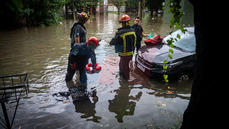 Los bomberos tuvieron que sacar el cuerpo del agua. (Foto: Leandro Heredia/ TN)