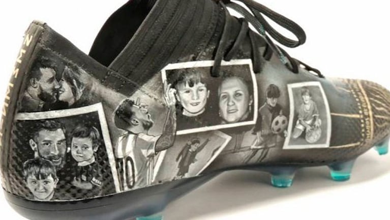 Los botines de diseño fueron pintados a mano con imágenes de la vida de La Pulga.