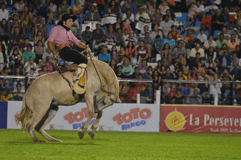 Los caballos y los jinetes se lucieron en la primera noche. Foto: Lucio Casalla / ElDoce.tv