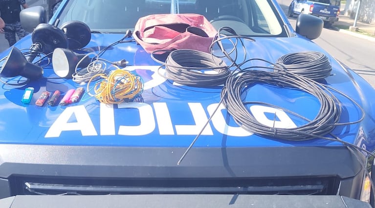Los cables que se robó el delincuente de la estación de servicio.