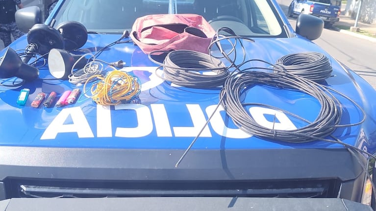 Los cables que se robó el delincuente de la estación de servicio.