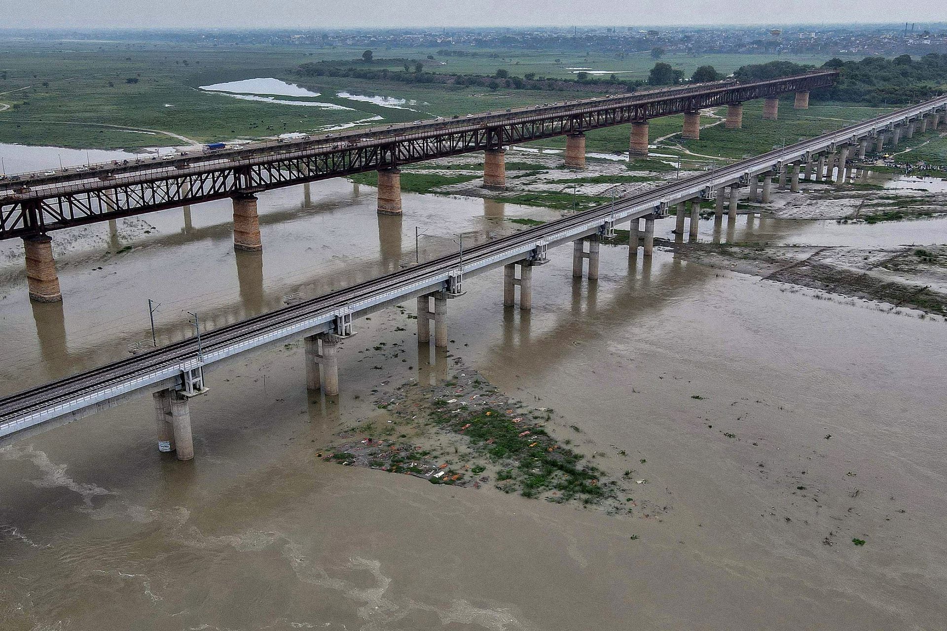 Los cadáveres envueltos en telas resurgen por la creciente del río Ganges. Foto: AFP.