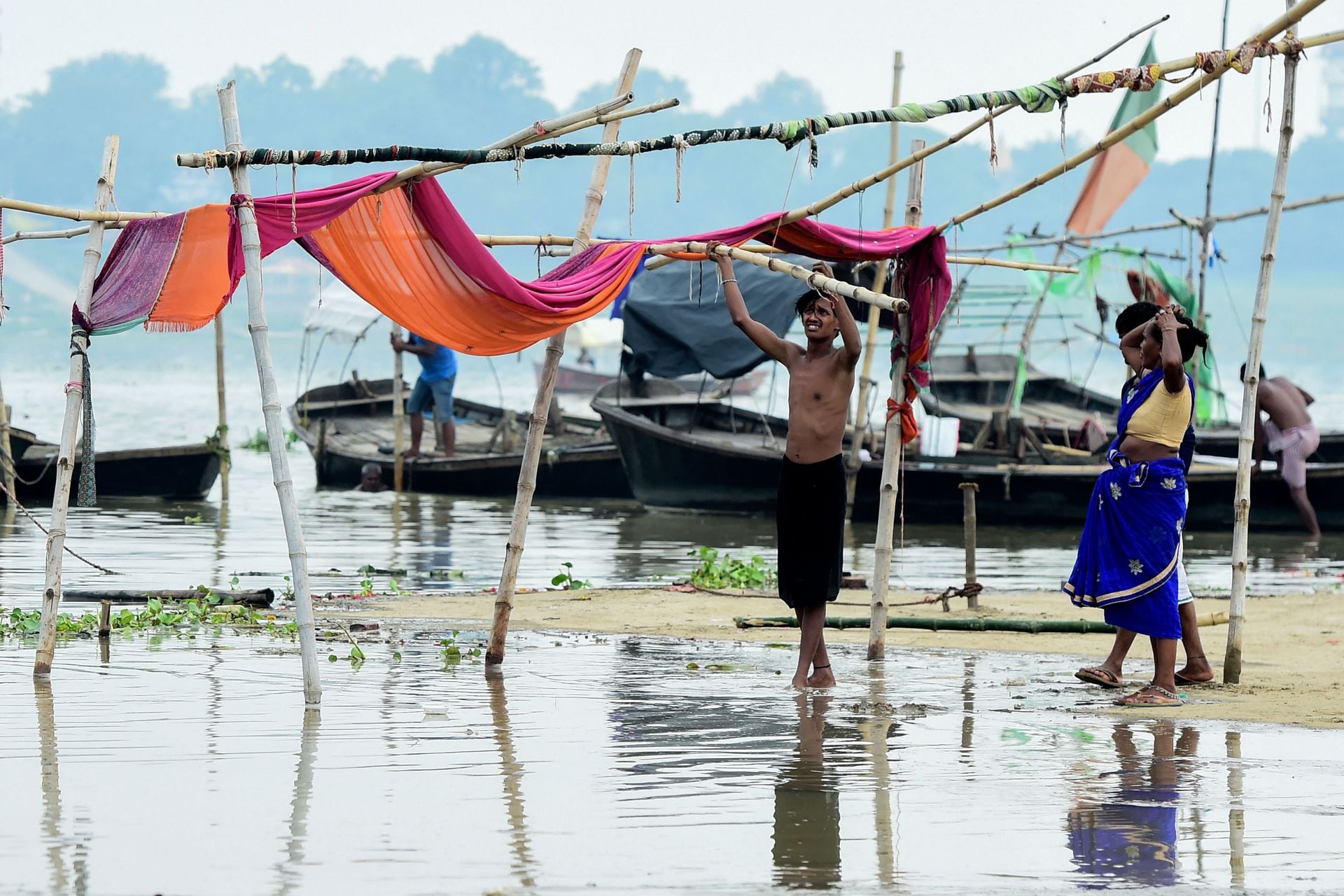 Los cadáveres envueltos en telas resurgen por la creciente del río Ganges. Foto: AFP.