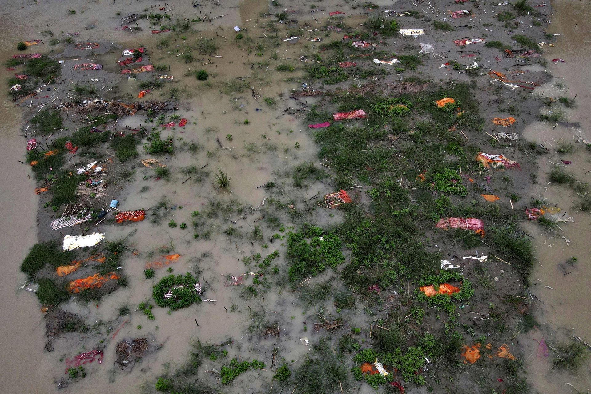 Los cadáveres envueltos en telas resurgen por la creciente del río Ganges. Foto: AFP.