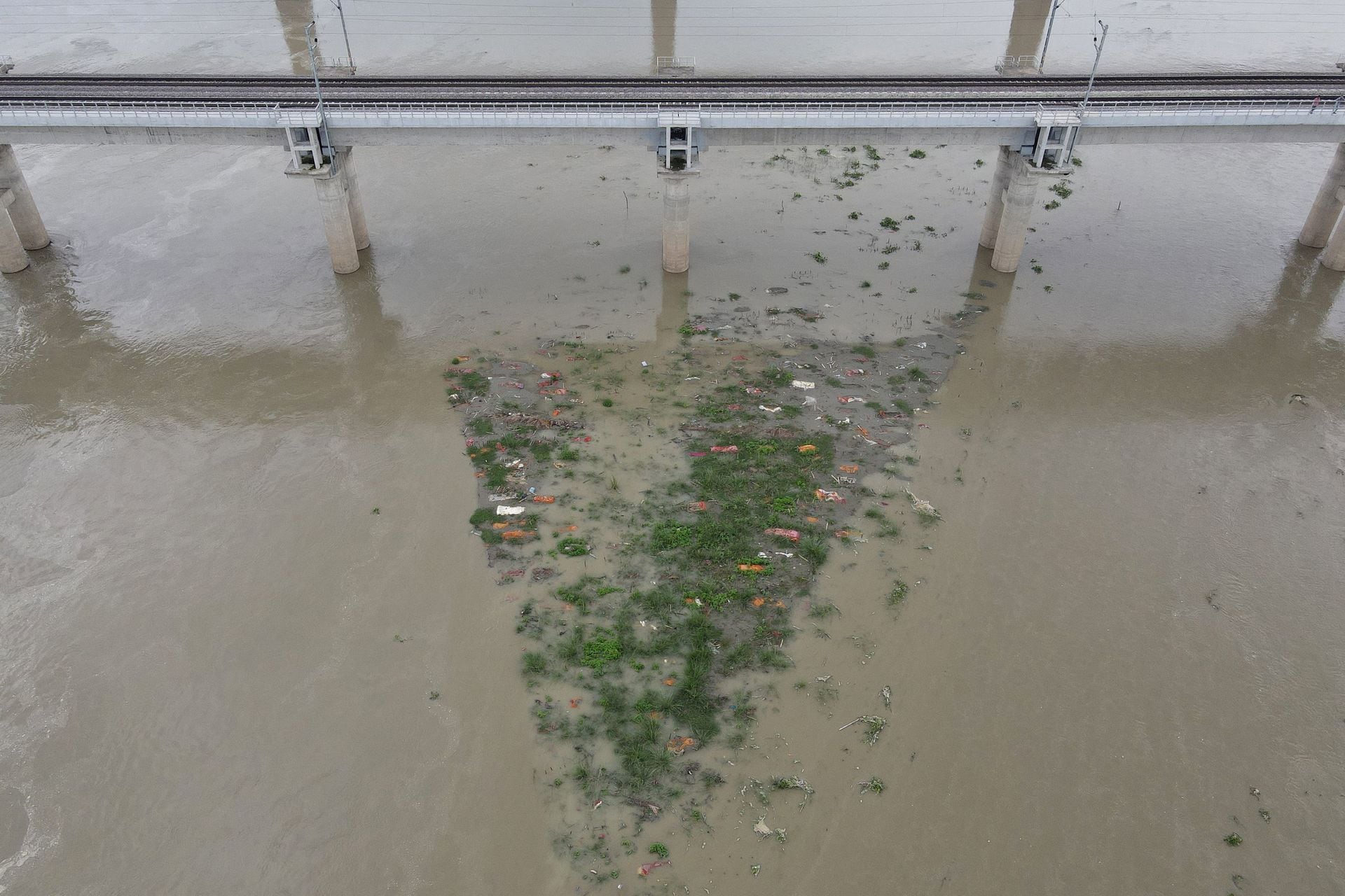 Los cadáveres envueltos en telas resurgen por la creciente del río Ganges. Foto: AFP.