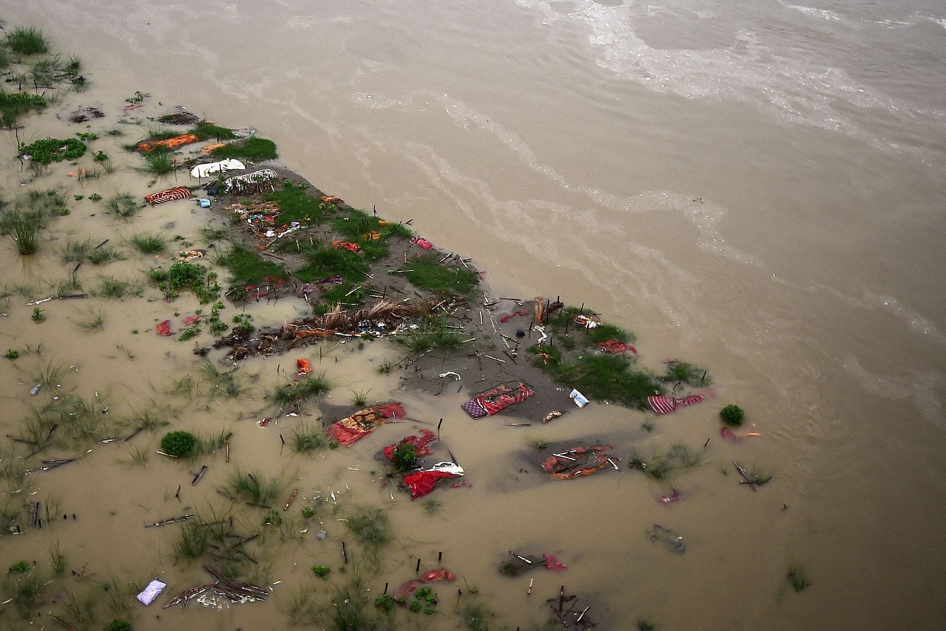 Los cadáveres envueltos en telas resurgen por la creciente del río Ganges. Foto: AFP.