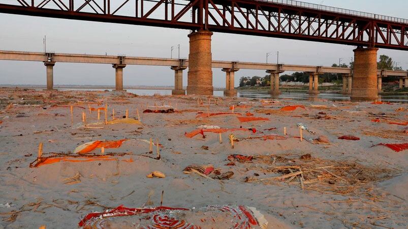 Los cadáveres envueltos en telas resurgen por la creciente del río Ganges. Foto: AFP.