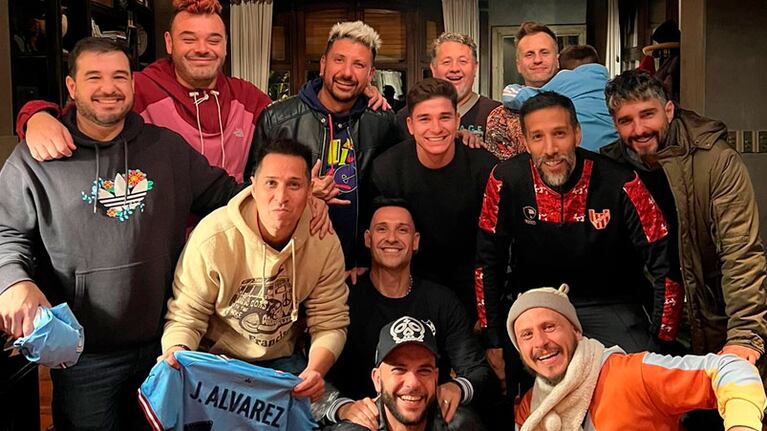 Los Caligaris con Julián Álvarez en la juntada en Córdoba.