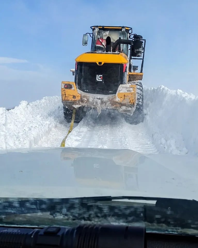 Los caminos quedaron cubiertos con dos metros de nieve: (Foto: gentileza El Esquiú ) 