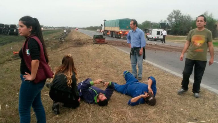 Los camioneros salieron con vida del dramático vuelco en la autopista de Tucumán.
