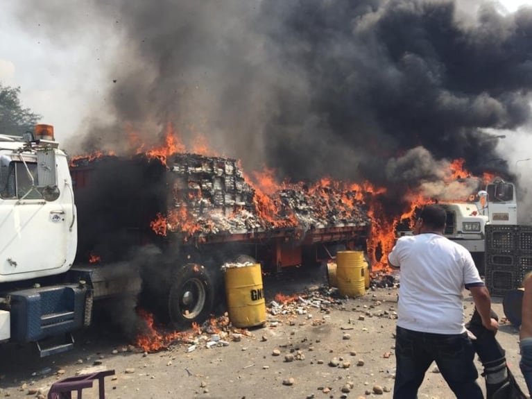 Los camiones ardieron durante la represión de Maduro.