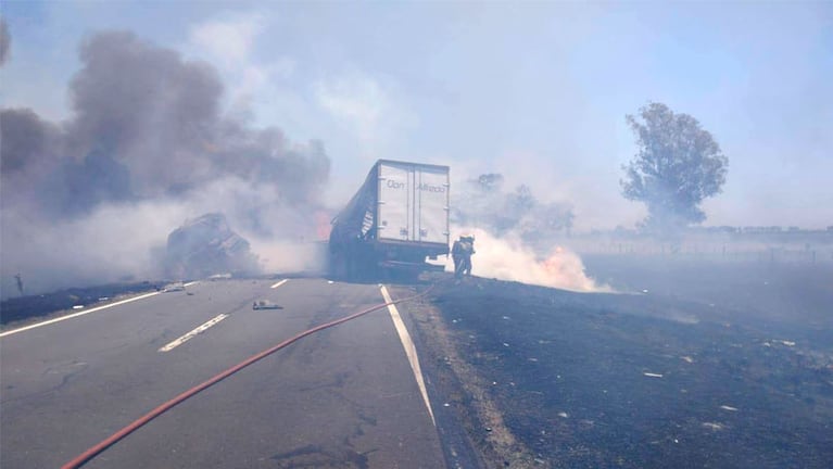 Los camiones se prendieron fuego tras el impacto. Foto: FM Rufino.