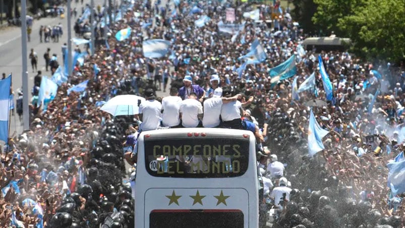 Los campeones de la Selección en el micro descapotable.