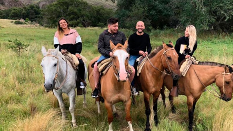 Los cantantes y sus parejas disfrutan de una tarde de cabalgata.