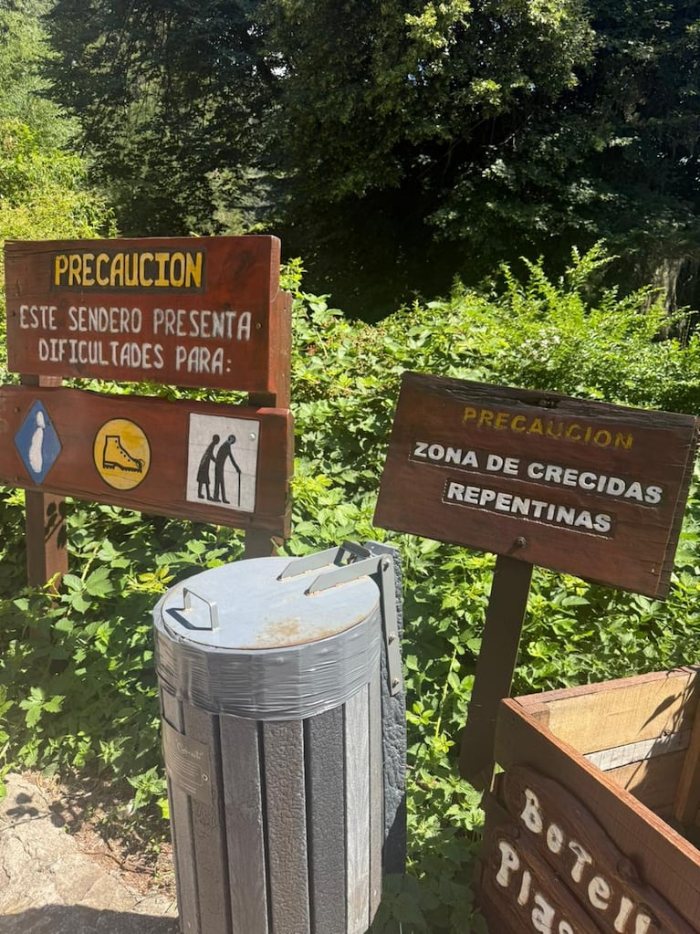 Los carteles antes de entrar a Cascada Grande en La Cumbrecita.