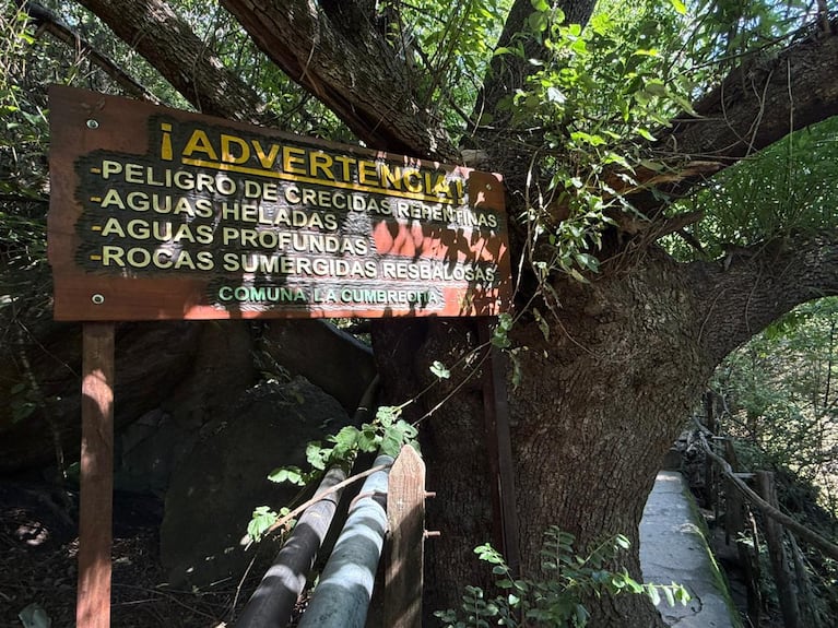 Los carteles antes de entrar a Cascada Grande en La Cumbrecita.