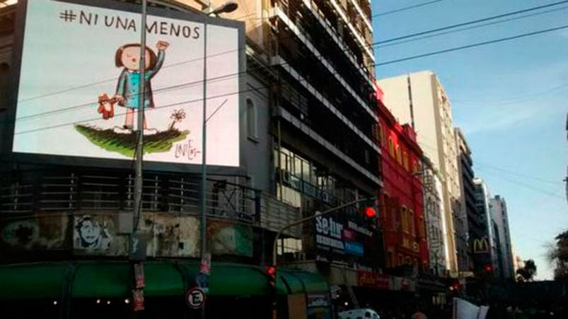 Los carteles comerciales también se sumaron con el mensaje.