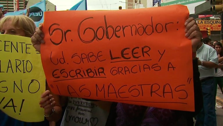 Los carteles contra Schiaretti en el reclamo de los docentes.