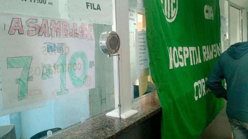 Los carteles de "asamblea" se repiten en los hospitales.