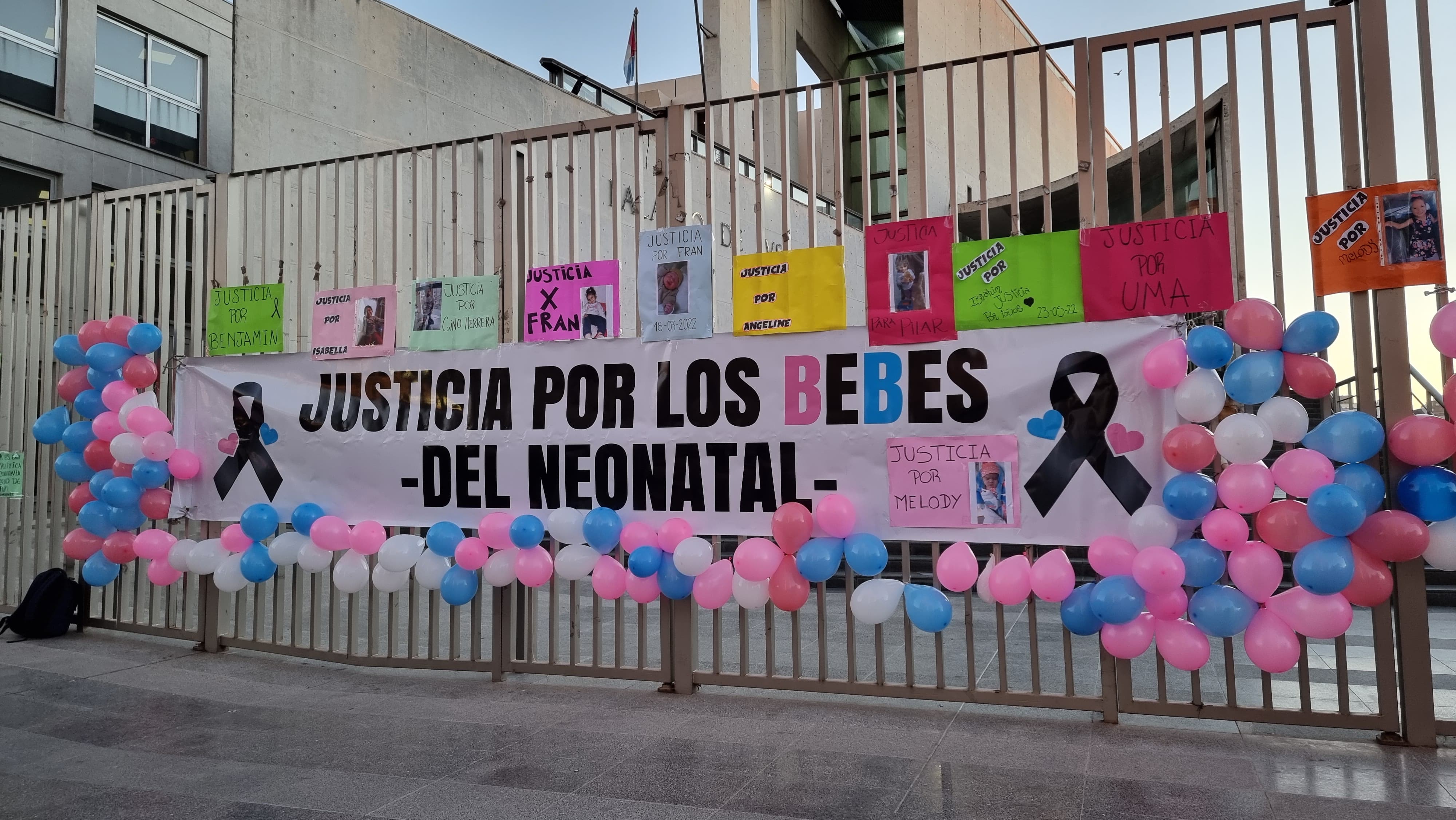 Los carteles en tribunales para la audiencia final. Foto: Emmanuel Cuestas / ElDoce.