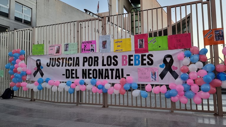 Los carteles en tribunales para la audiencia final. Foto: Emmanuel Cuestas / ElDoce.