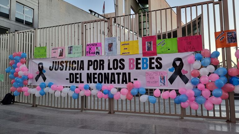 Los carteles en tribunales para la audiencia final. Foto: Emmanuel Cuestas / ElDoce.