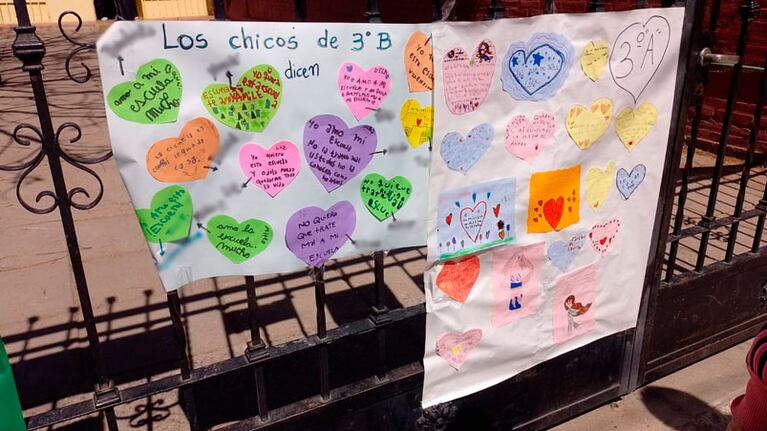 Los carteles que exhibieron en la puerta de la escuela tras la denuncia.