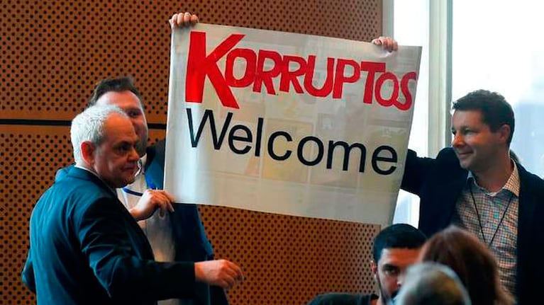 Los carteles que psuieron incómoda a Cristina en el Parlamento Europeo.