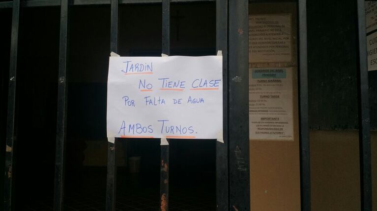 Los carteles se repitieron en la mayoría de las escuelas.