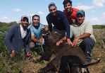 Los "cazadores" posaron junto al animal muerto.