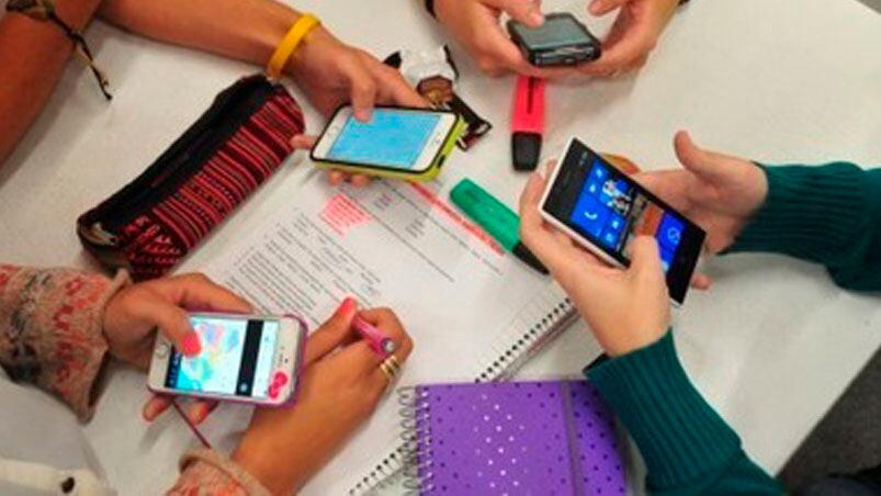 Los celulares pasaron a ser una herramienta fundamental para aprender.