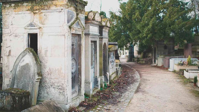 Los cementerios con famosos se llenan de miles de fanáticos y turistas curiosos.