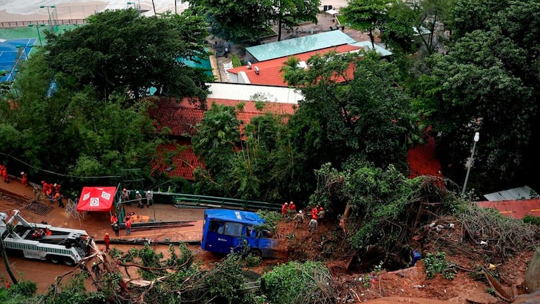 Los cerros de Río de Janeiro se desmoronaron y enterraron autos casas.