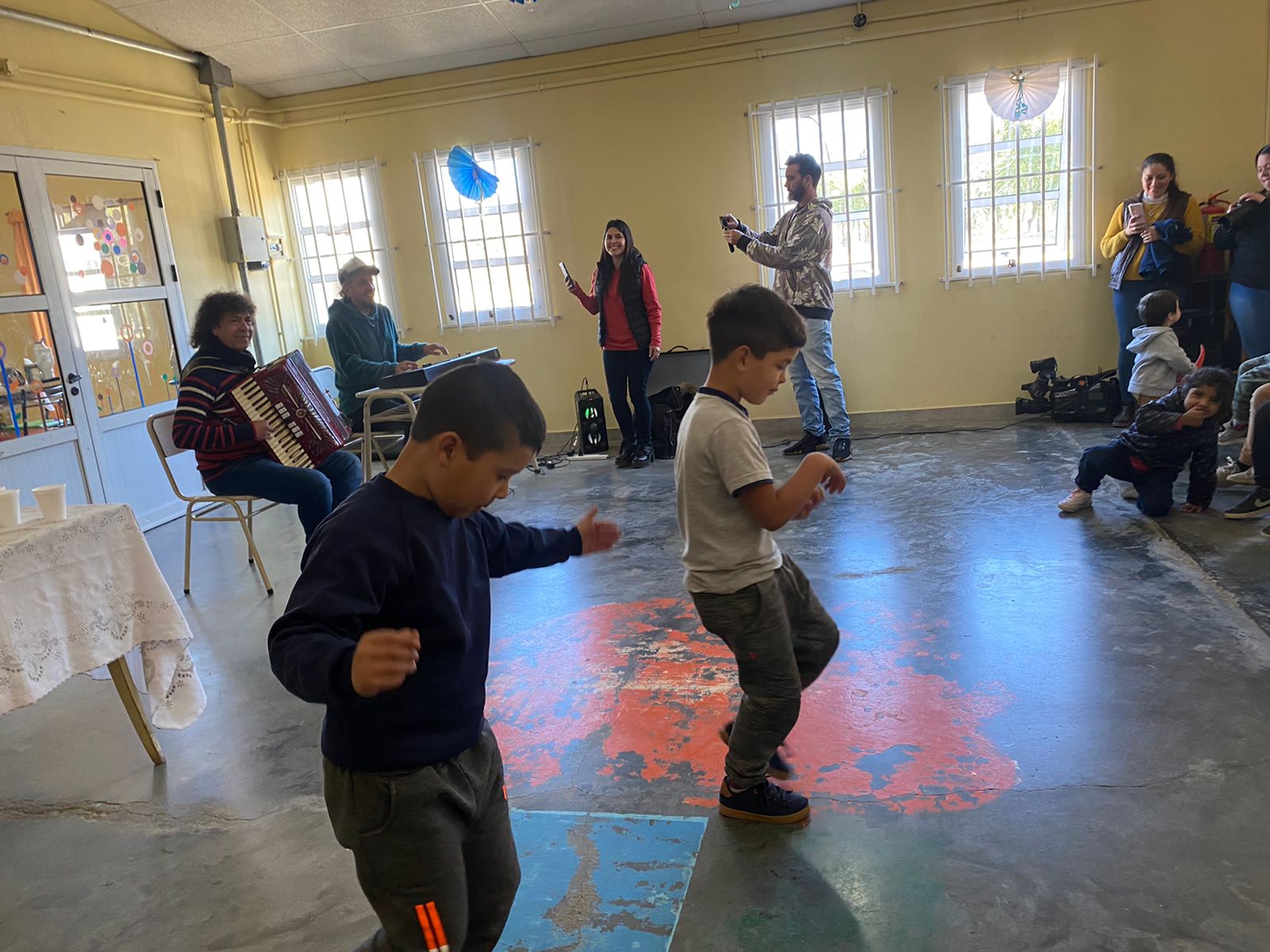 Los chicos bailan al ritmo del piano y el acordeón.