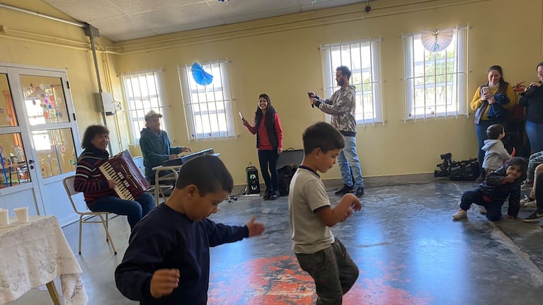 Los chicos bailan al ritmo del piano y el acordeón.