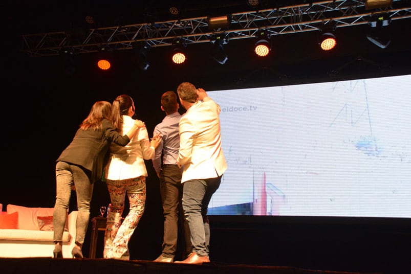 Los chicos de Ciudad invitaron a Mariano y Alejandra a sacarse una selfie. Foto: Sergio Díaz.