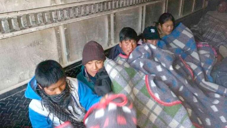 Los chicos de Rinconadillas viajaron en la caja y tapados con frazadas.