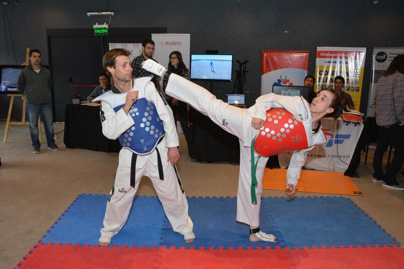 Los chicos de taekwondo mostraron sus chalecos tecnológicos. Foto: Sergio Díaz.