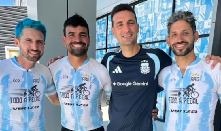 Los chicos de Todo a pedal conocieron a Scaloni.