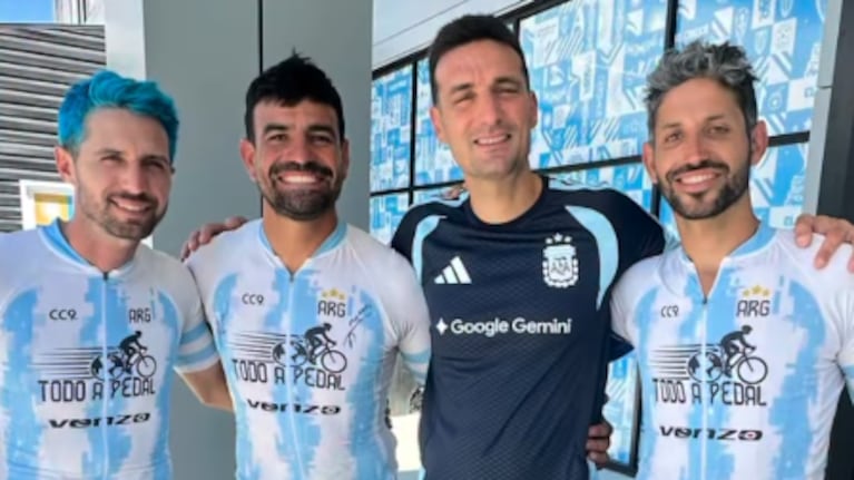 Los chicos de Todo a pedal conocieron a Scaloni.