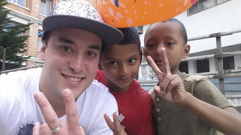 Los chicos del orfanato le brindan su amor a los voluntarios.