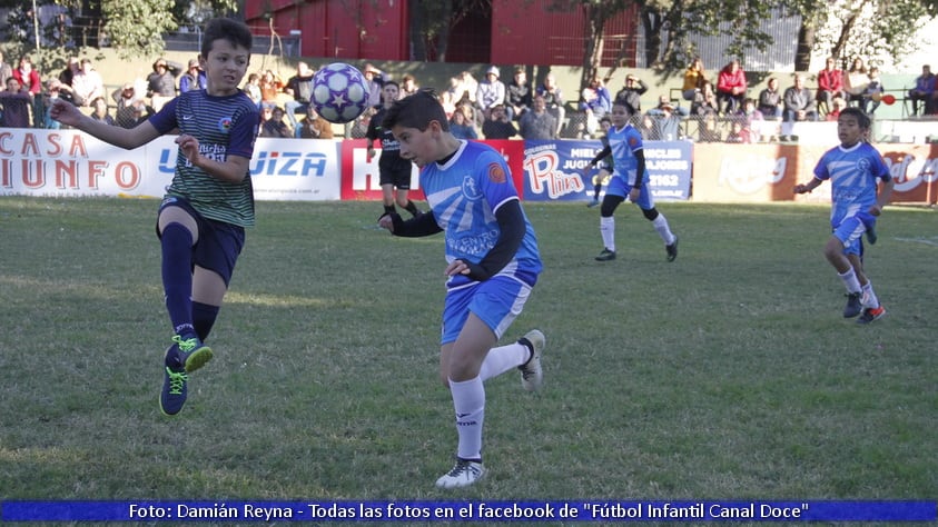 Los chicos entraron a la cancha con sus papás en su día. Luego hubo tres partidazos.