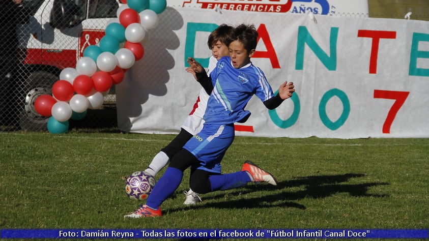 Los chicos entraron a la cancha con sus papás en su día. Luego hubo tres partidazos.